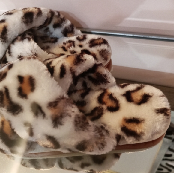 Women's Fluffy Crossband Fur Slippers - Picture 3 of 10